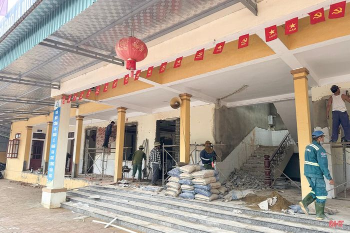 Công nhân thi công khẩn trương tại dãy nhà hiệu bộ Trường Tiểu học Trung Lễ.