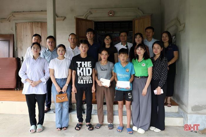 Đại diện lãnh đạo Báo và phát thanh, truyền hình Hà Tĩnh cùng nhà hảo tâm đã trao số tiền hỗ trợ gần 79 triệu đồng cho gia đình chị Nguyễn Thị Thu Anh ở thôn Hương Đại, xã Vũ Quang.