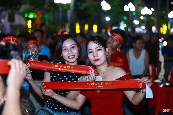 Đông đảo cổ động viên tập trung theo dõi và cổ vũ cho đội tuyển Việt Nam.