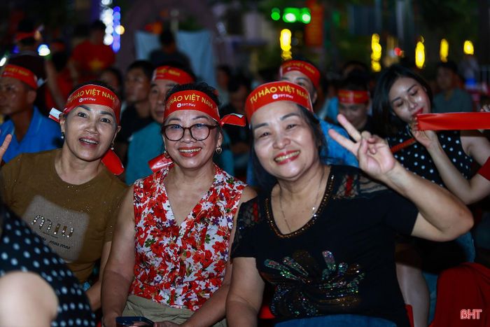 Các cổ động viên mang theo cờ đỏ sao vàng, kèn hoạt náo khiến không khí thêm phần sôi động.