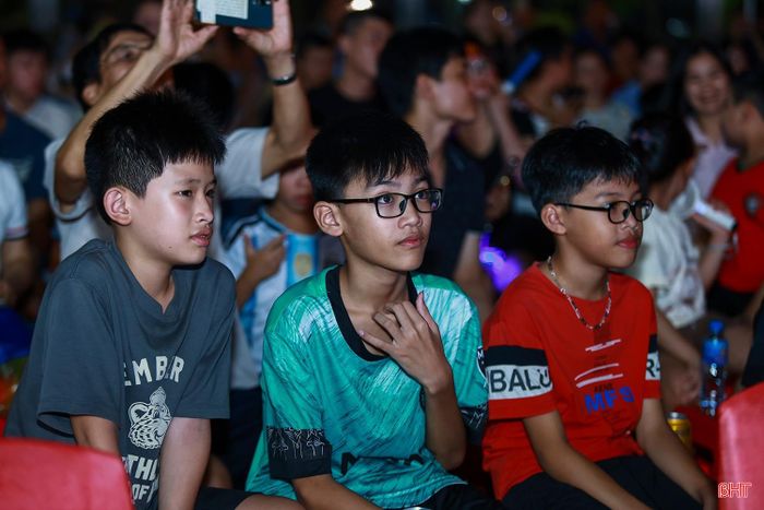 Khoảnh khắc chăm chú theo dõi các pha bóng.