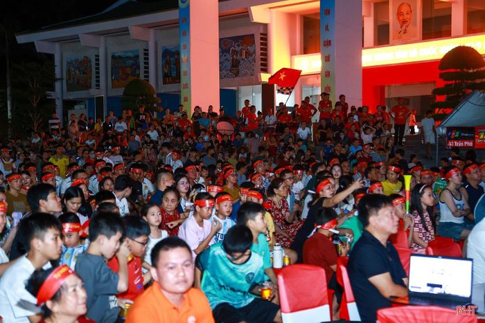 Hàng ngàn người dân Hà Tĩnh tập trung "tiếp lửa" cho đội tuyển Việt Nam, mong muốn đội nhà đánh bại Thái Lan.