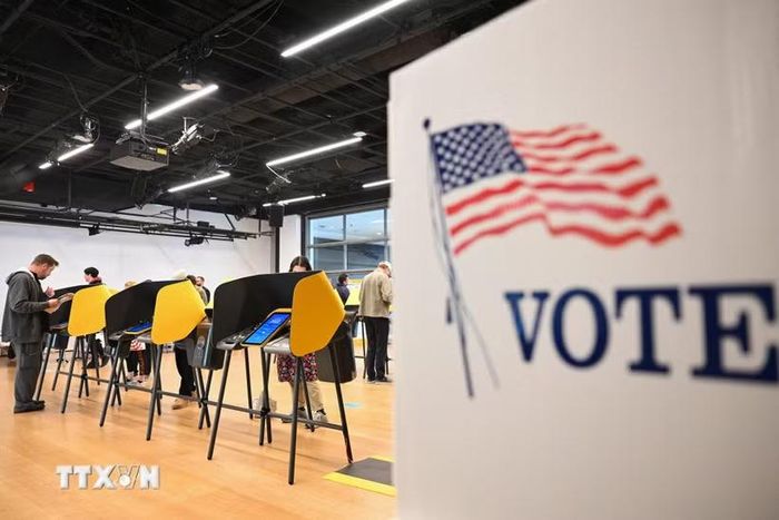 Cử tri bỏ phiếu sớm bầu cử giữa nhiệm kỳ tại Los Angeles, bang California (Mỹ). (Ảnh minh họa. AFP/TTXVN)