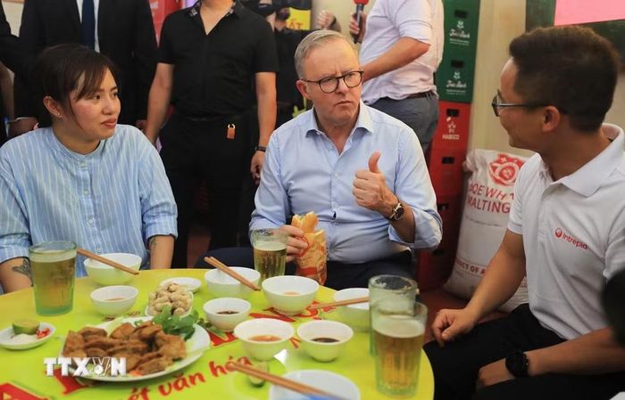 Thủ tướng Australia Anthony Albanese dành lời khen với bánh mỳ truyền thống của Việt Nam. (Ảnh: Lâm Khánh/TTXVN)