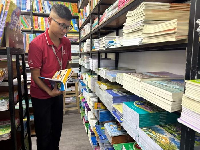 Sách giáo khoa đã được phát miễn phí cho học sinh ở nhiều địa phương từ năm học 2026-2027. (Ảnh: PV/Vietnam+)