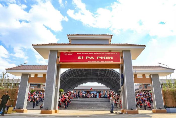 Trường Phổ thông dân tộc nội trú liên cấp Tiểu học và Trung học cơ sở Si Pa Phìn, tỉnh Điện Biên, trường nội trú biên giới đầu tiên được khánh thành với cơ sở vật chất hiện đại. (Ảnh: Xuân Tư/TTXVN)