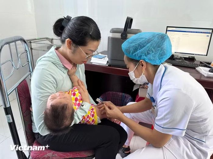 Nhân viên y tế tiêm chủng cho trẻ em. (Ảnh: T.G/Vietnam+)