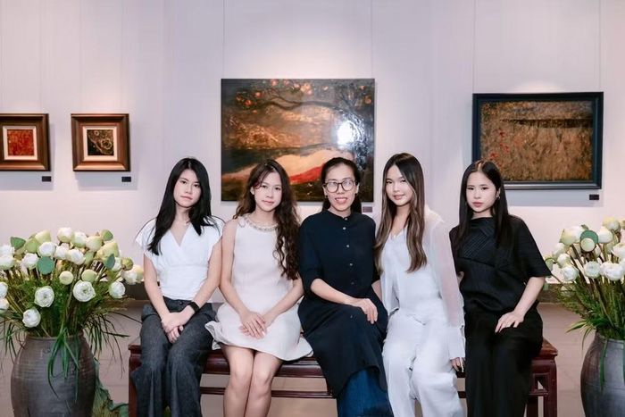 Nhóm tác giả "Gen Z" và người hướng dẫn, họa sỹ Trần Hiền. (Ảnh: PV/Vietnam+)
