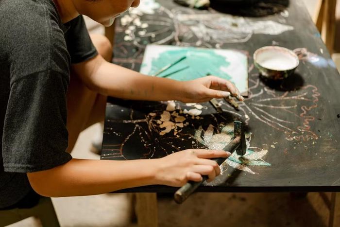 Các bạn trẻ trải nghiệm sơn mài trên tinh thần tôn trọng chất liệu, không áp lực phải làm khác đi bằng mọi giá. (Ảnh: Ban tổ chức)