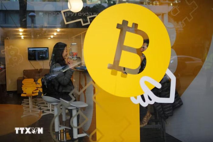 Biểu tượng đồng tiền điện tử Bitcoin tại một quầy giao dịch ở Tel Aviv, Israel. (Ảnh: THX/TTXVN)
