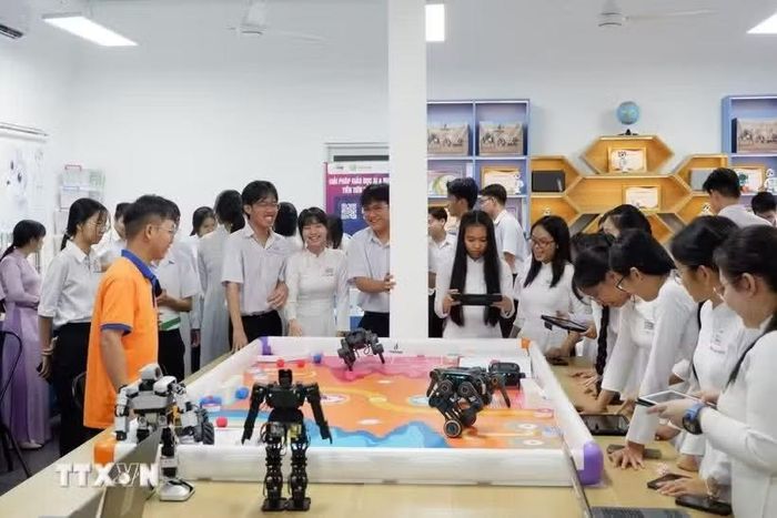 Phòng thực hành giáo dục STEM tạo điều kiện quan trọng để nhà trường đẩy mạnh giáo dục hướng nghiệp, chuyển đổi số và phát triển năng lực học sinh Tây Ninh. (Ảnh: Đức Hạnh/TTXVN)