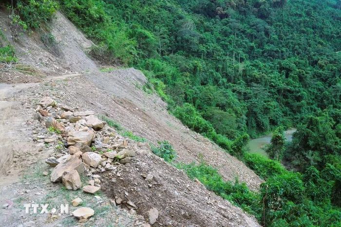 Một đoạn đường qua khu vực vách núi Pù Hiêng bị đất đá từ taluy dương tràn xuống sau những trận mưa lớn. (Ảnh: Xuân Tiến/TTXVN)