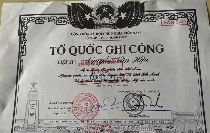 Trừ trái qua: Kỷ vật được tìm thấy - Giấy báo tử - Bằng Tổ quốc ghi công. (Ảnh: Quang Cường)