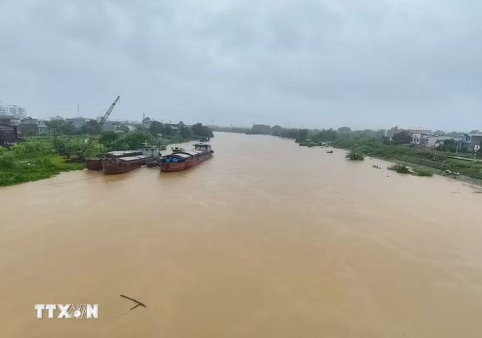 Mưa lớn khiến mực nước trên sông Thương, Bắc Ninh tăng cao. (Ảnh: Thanh Thương/TTXVN)