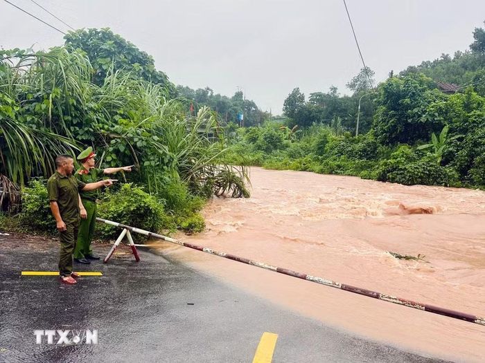Lực lượng Công an xã và an ninh cơ sở xã Điền Xá (Quảng Ninh) triển khai phòng, chống bão số 4. (Ảnh: Văn Đức/TTXVN)