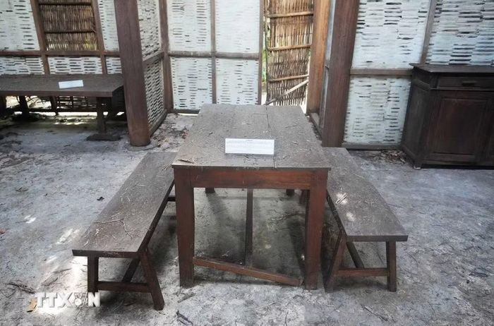 Bàn ghế trong nhà ở cụ Phan Bội Châu trong Khu lưu niệm danh nhân Phan Bội Châu, phường Thuận Hóa, thành phố Huế phủ đầy tranh mục trên mái rơi xuống. (Ảnh: Nguyên Lý/TTXVN)
