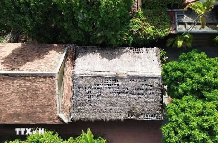 Mái tranh nhà ở cụ Phan Bội Châu trong Khu lưu niệm danh nhân Phan Bội Châu, phường Thuận Hóa, thành phố Huế bị thủng do mục mọt. (Ảnh: Nguyên Lý/TTXVN)