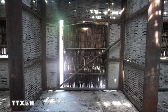 Cửa chính vào nhà ở cụ Phan Bội Châu trong Khu lưu niệm danh nhân Phan Bội Châu, phường Thuận Hóa, thành phố Huế. Ảnh: Nguyên Lý - TTXVN