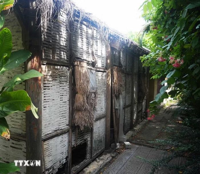 Vách sau nhà ở cụ Phan Bội Châu trong Khu lưu niệm danh nhân Phan Bội Châu, phường Thuận Hóa, thành phố Huế hư hỏng nghiêm trọng. Ảnh: Nguyên Lý-TTXVN