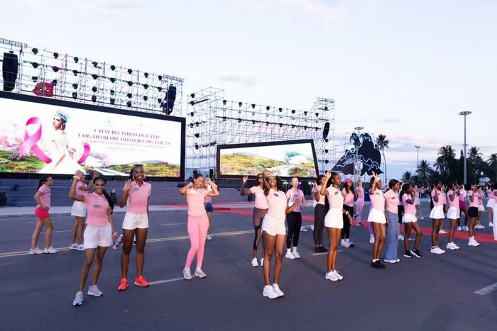 Chương trình “Pink Power Run - Chạy bộ thiện nguyện ủng hộ bệnh nhân ung thư vú” thu hút gần 1.000 người tham gia. (Ảnh: BTC)