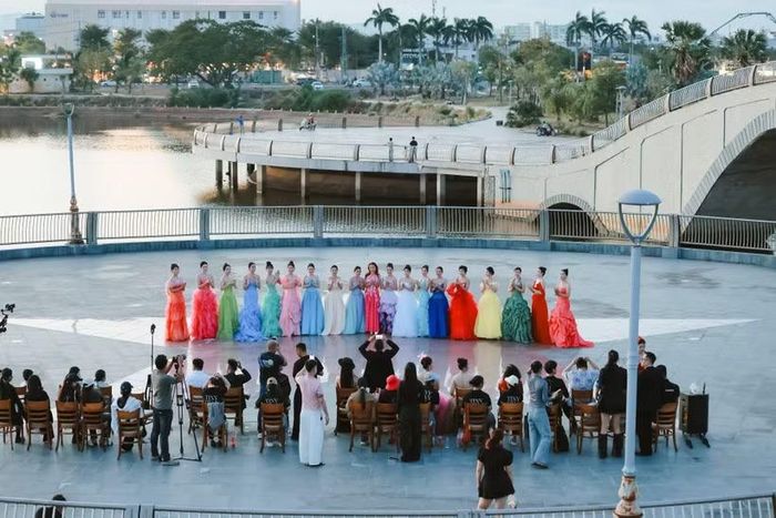 Một trong những hoạt động mở màn của cuộc thi là show diễn “Sắc màu hoàng hôn” diễn ra tại hồ điều hòa Hồ Sơn. (Ảnh: CTV/Vietnam+)