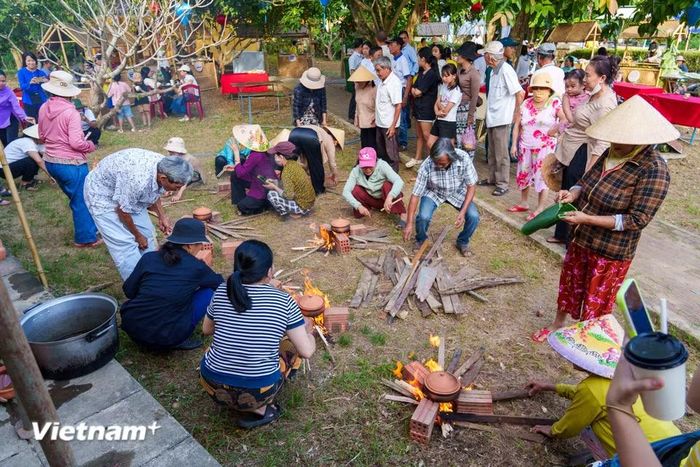 Không khí sôi nổi của hội thi nấu ăn bằng nồi đất nung củi, thu hút sự tham gia hào hứng của đông đảo người dân. (Ảnh: Thanh Phong/Vietnam+)