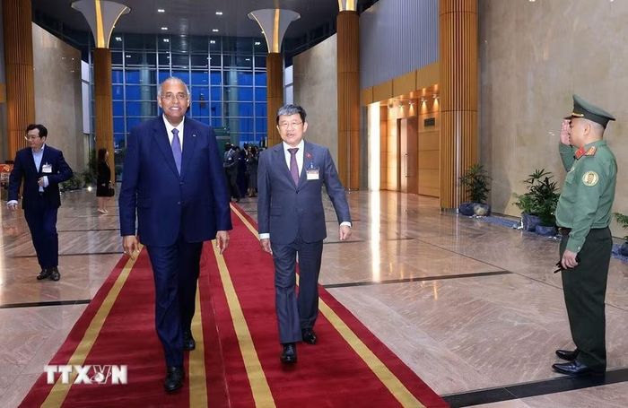 Chủ tịch Quốc hội nước Cộng hòa Côte d’Ivoire Patrick Achi đến Sân bay quốc tế Nội Bài. (Ảnh: Tuấn Anh/TTXVN)