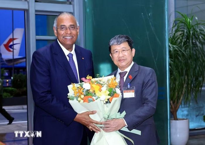 Phó Chủ nhiệm Thường trực Ủy ban Quốc phòng, An ninh và Đối ngoại Quốc hội Vũ Hải Hà đón Chủ tịch Quốc hội nước Cộng hòa Côte d’Ivoire Patrick Achi tại Sân bay quốc tế Nội Bài. (Ảnh: Tuấn Anh/TTXVN)