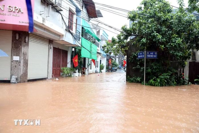 Nước sông Kỳ Cùng dâng cao, nhiều khu vực ven sông, trũng thấp trên địa bàn tỉnh Lạng Sơn bị ngập sâu. (Ảnh: Văn Đạt/TTXVN)