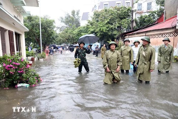 Phó Chủ tịch Thường trực Ủy ban nhân dân tỉnh Lạng Sơn Đinh Hữu Học cùng đoàn công tác kiểm tra công tác ứng phó với mưa lũ trên địa bàn phường Lương Văn Tri. (Ảnh: Văn Đạt/TTXVN)