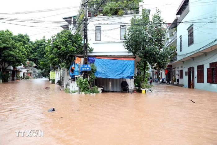 Nhiều nhà dân trên địa bàn phường Lương Văn Tri, tỉnh Lạng Sơn đã bị ngập. (Ảnh: Văn Đạt/TTXVN)