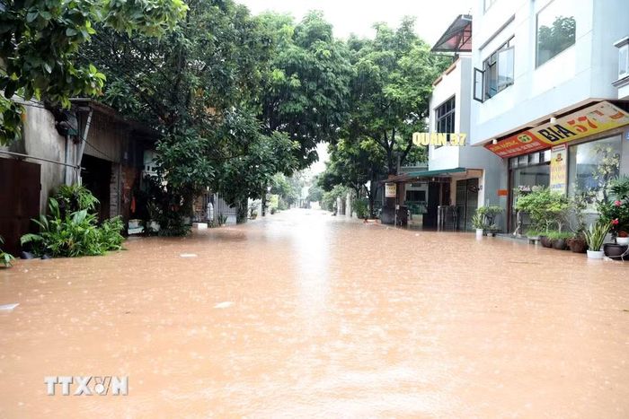 Nước sông Kỳ Cùng dâng cao tràn vào nhà dân ven sông tại phường Lương Văn Tri, tỉnh Lạng Sơn. (Ảnh: Văn Đạt/TTXVN)