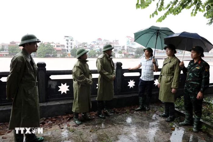 Phó Chủ tịch Thường trực Ủy ban nhân dân tỉnh Lạng Sơn Đinh Hữu Học cùng đoàn công tác kiểm tra mực nước sông Kỳ Cùng. (Ảnh: Văn Đạt/TTXVN)