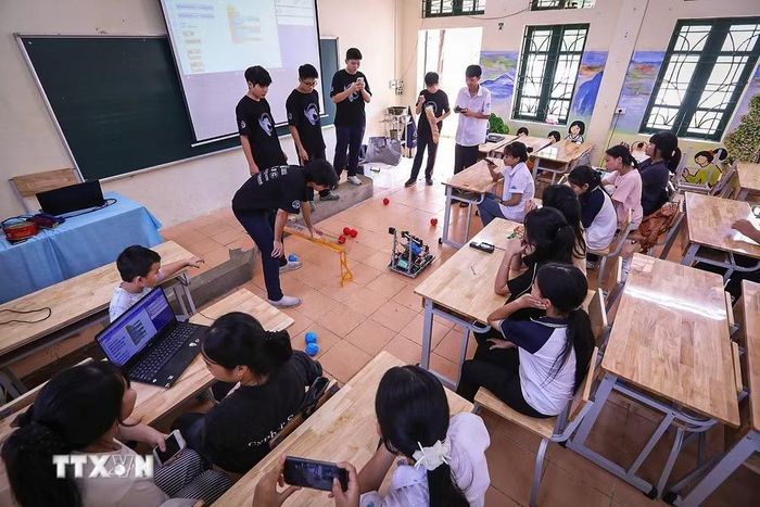 Buổi giao lưu, trải nghiệm điều khiển Robot của học sinh trường Tiểu học và Trung học cơ sở Nhuận Trạch xã Lương Sơn, tỉnh Phú Thọ. (Ảnh: Trọng Đạt/TTXVN)