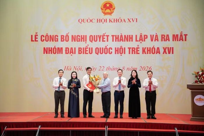 Phó Chủ tịch Thường trực Quốc hội Đỗ Văn Chiến tặng hoa Ban Thường trực Nhóm đại biểu Quốc hội trẻ khóa XVI. (Nguồn: Cổng thông tin điện tử Quốc hội Việt Nam)