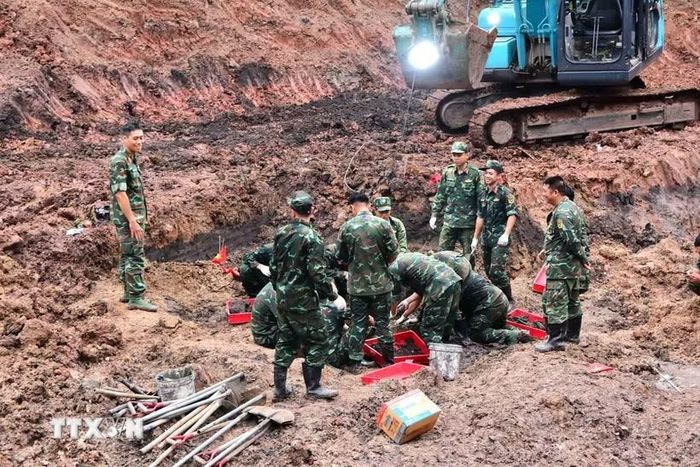 Công tác tìm kiếm, quy tập hài cốt liệt sỹ tại khu vực B, công viên Lê Thị Riêng. (Ảnh: TTXVN phát)