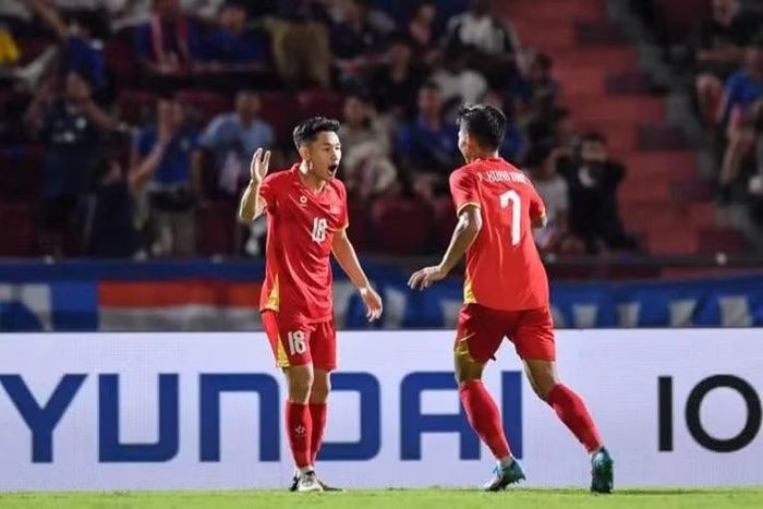 Tiền vệ Hai Long (số 18) ghi bàn mở tỷ số cho đội tuyển Việt Nam trên sân Rajamangala. (Ảnh: aseanutdfc)