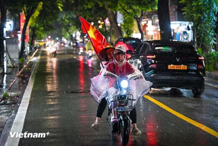 Khoảng 21 giờ 30, khi trận đấu vừa kết thúc, dòng người bắt đầu đổ về các tuyến phố trung tâm Hà Nội ngày một đông. (Ảnh: Minh Sơn/Vietnam+)