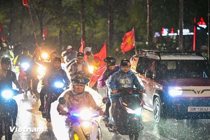 Tiếng còi xe, tiếng trống và những tiếng hô “Việt Nam! Việt Nam!” tạo nên bầu không khí náo nhiệt trên nhiều tuyến phố. (Ảnh: Minh Sơn/Vietnam+)