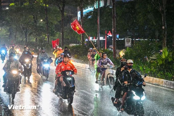 Chiến thắng 2-0 trước Thái Lan càng khiến niềm vui của người hâm mộ trở nên đặc biệt. Sau tiếng còi mãn cuộc, người hâm mộ xuống đường để mừng chiến thắng. (Ảnh: Minh Sơn/Vietnam+)