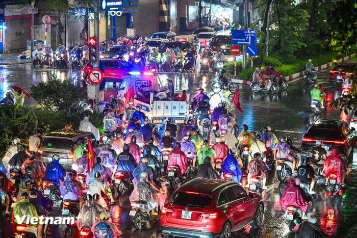 Khu vực Đại Cồ Việt - Nguyễn Đình Chiểu đông nghịt cổ động viên. (Ảnh: Minh Sơn/Vietnam+)