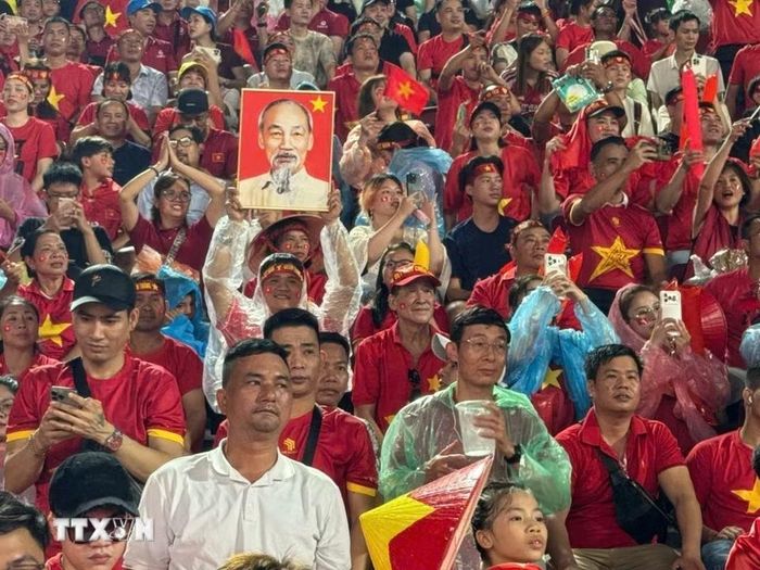 Cổ động viên Việt Nam đến sân cổ vũ cho đội nhà. (Ảnh: Phạm Hải/TTXVN)