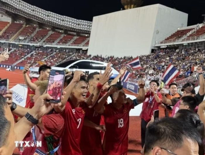 Niềm vui của các cầu thủ Việt Nam sau khi dẫn trước Thái Lan 2-0. (Ảnh: Phạm Hải/TTXVN)