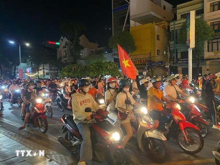 Người dân Cần Thơ cùng nhau "đi bão" sau chiến thắng. (Ảnh: Thu Hiền/TTXVN)