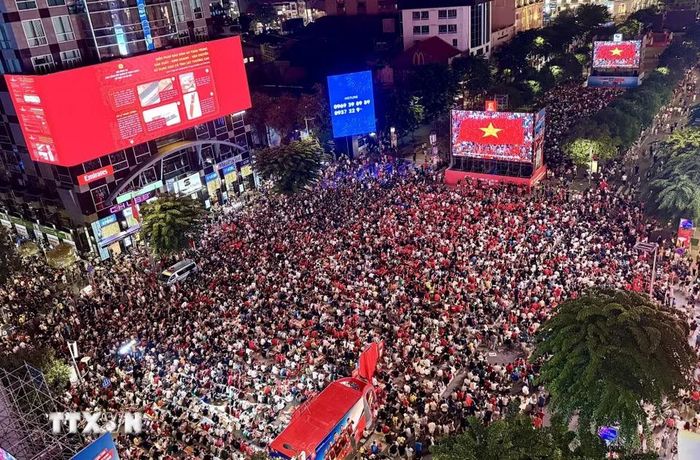 Toàn cảnh phố đi bộ Nguyễn Huệ, Thành phố Hồ Chí Minh chật kín người hâm mộ theo dõi trận chung kết lượt đi ASEAN Hyundai Cup 2026 giữa đội tuyển Việt Nam và Thái Lan qua màn hình Led cỡ lớn. (Ảnh: Trung Tuyến/TTXVN)