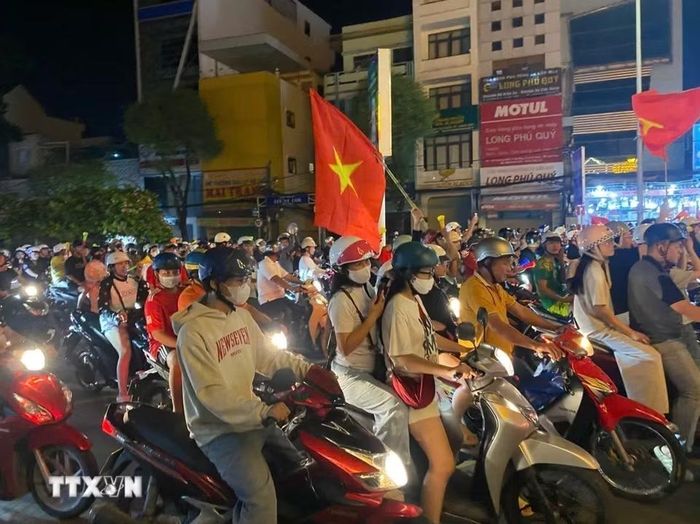 Người dân Cần Thơ đổ ra đường ăn mừng chiến thắng. (Ảnh: Thu Hiền/TTXVN)