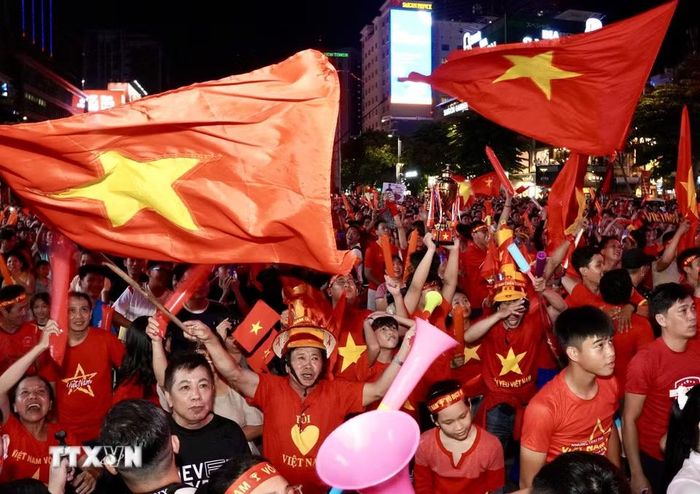 Người hâm mộ Thành phố Hồ Chí Minh tại phố đi bộ Nguyễn Huệ ăn mừng khi đội tuyển Việt Nam ghi được bàn thắng vào lưới Thái Lan trong trận chung kết lượt đi ASEAN Hyundai Cup 2026. (Ảnh: Trung Tuyến/TTXVN)