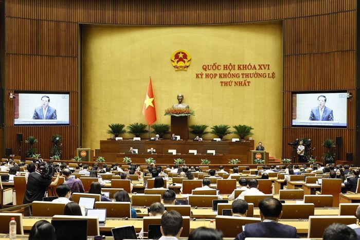 Bộ trưởng Bộ Xây dựng Trần Hồng Minh phát biểu giải trình, làm rõ một số vấn đề đại biểu Quốc hội nêu ngày 21/8/2026. Ảnh: Doãn Tấn/TTXVN