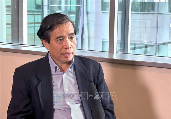 Giáo sư Vũ Minh Khương, Trường Chính sách Công Lý Quang Diệu Singapore, trả lời phỏng vấn của phóng viên TTXVN. Ảnh tư liệu: Tất Đạt/PV TTXVN tại Singapore