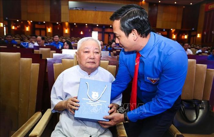 Đại diện thế hệ trẻ, Bí thư Tỉnh đoàn Tây Ninh Trần Hải Phú gửi lời tri ân đến ông Đặng Văn Ninh, nguyên Phó Chủ tịch Thường trực UBND tỉnh Tây Ninh, người đã dành tuổi trẻ cho sự nghiệp đấu tranh, xây dựng và bảo vệ Tổ quốc.